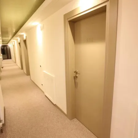 Alpin Llogara מלון 4*