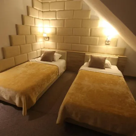 Alpin Llogara מלון 4*